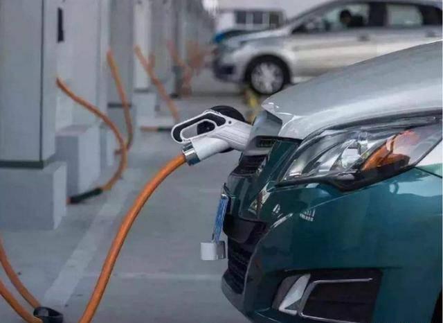 純電汽車(chē)?yán)m(xù)航突破1000公里，消費(fèi)者為何仍不買(mǎi)賬？四大痛點(diǎn)解析與充電信息化發(fā)展前景